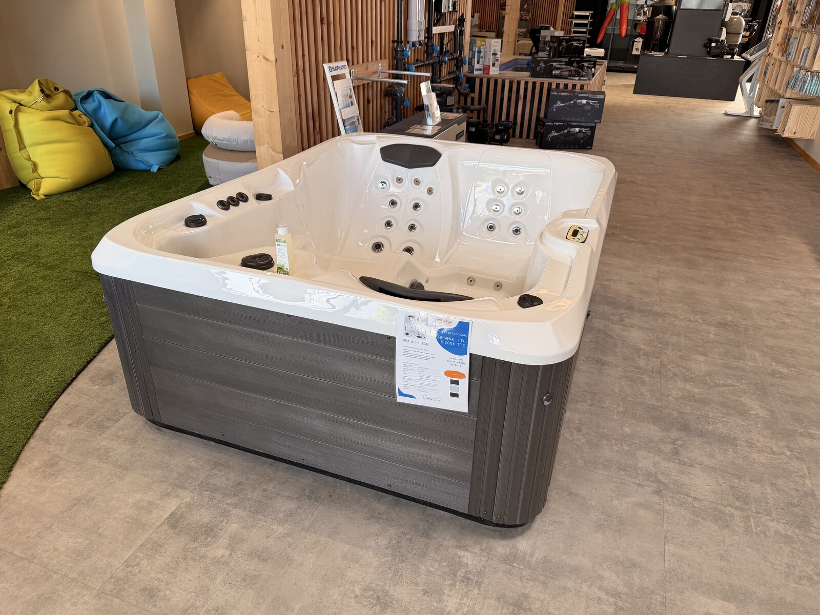 Spa Garden Leisure 334L exposé dans le showroom Ligne d'O à Trélissac