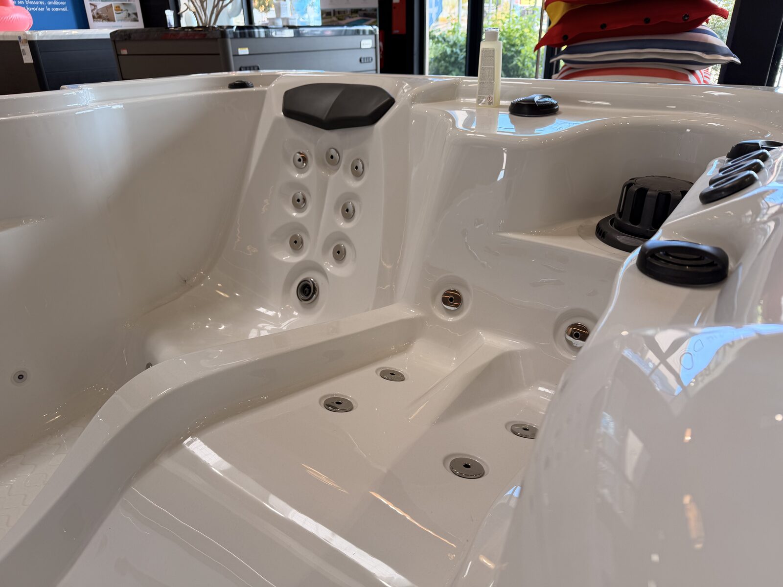 Vue intérieure du spa Garden Leisure 334L avec jets de massage