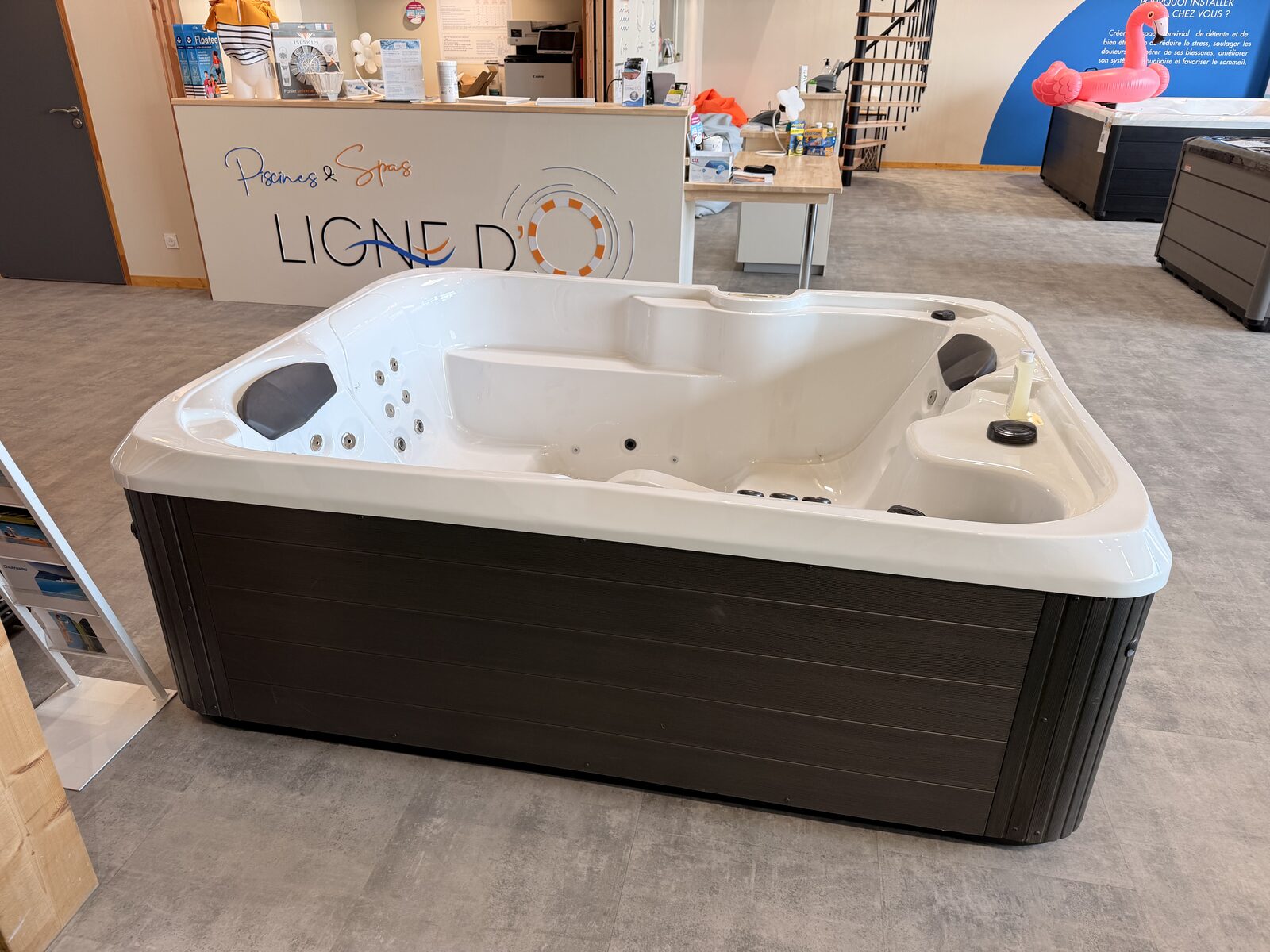 Spa 3 places avec place allongée visible en magasin à Trélissac
