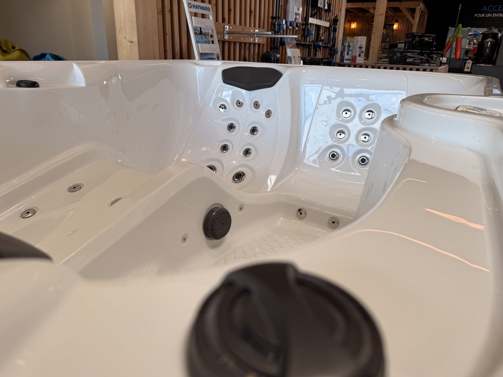 Spa Garden Leisure 334L exposé dans le showroom Ligne d'O à Trélissac